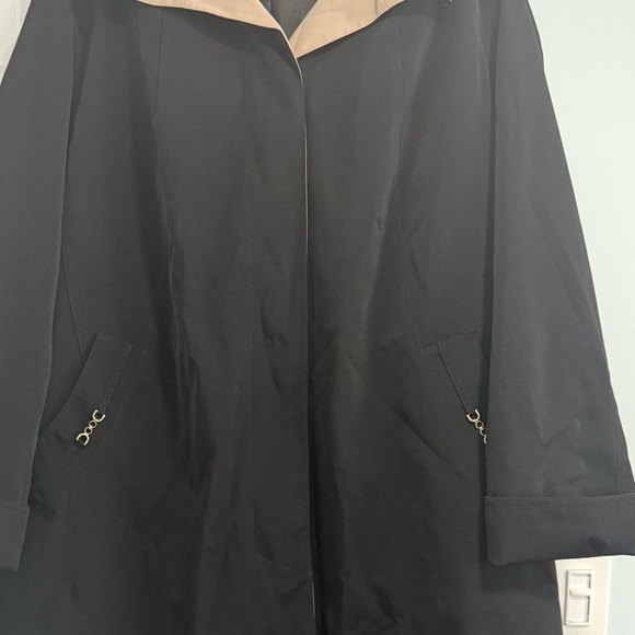 Chic Black Trench Coat with Tan Collar - Picture 3 of 13